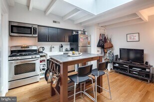 1320 Pine St in Philadelphia, PA - Building Photo