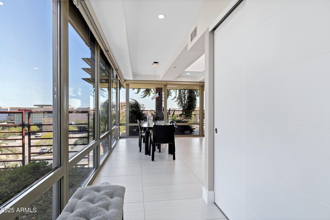 7137 E Rancho Vista Dr in Scottsdale, AZ - Building Photo