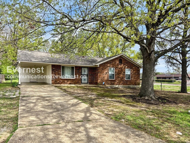 property at 1582 Custer Dr