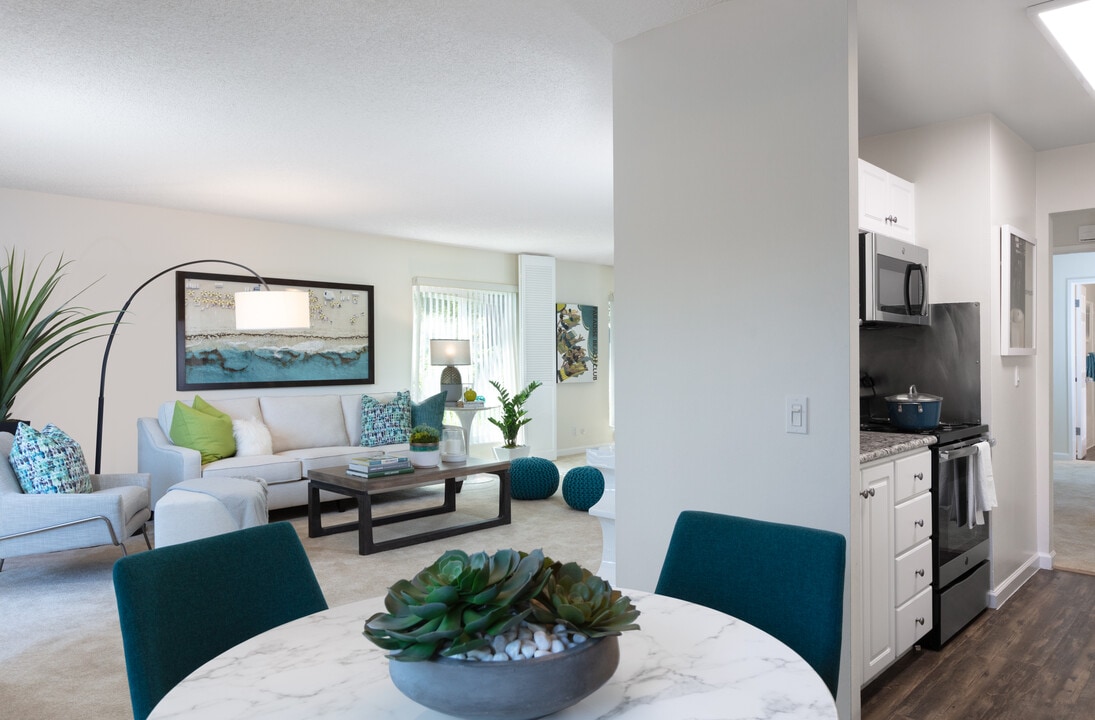 Oak Creek Apartments in Palo Alto, CA - Building Photo
