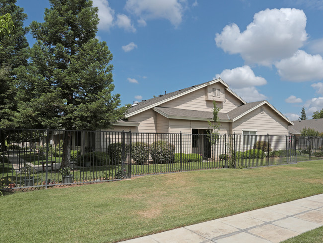 Claremont Senior Apartments in Clovis, CA - Foto de edificio - Building Photo