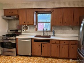 8 Montclair Ave in Edison, NJ - Building Photo - Building Photo