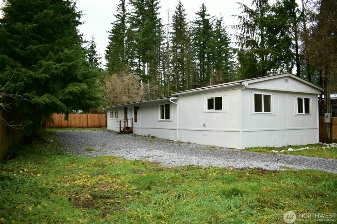 6251 Shamrock Rd in Maple Falls, WA - Building Photo