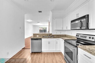 1994 Madeira Dr in Weston, FL - Building Photo - Building Photo