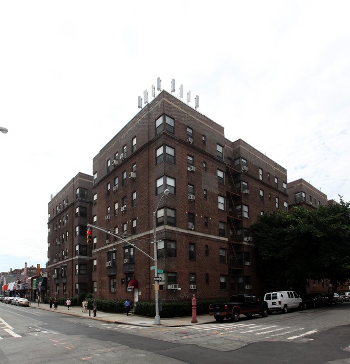 95-08 Queens Blvd in Rego Park, NY - Building Photo