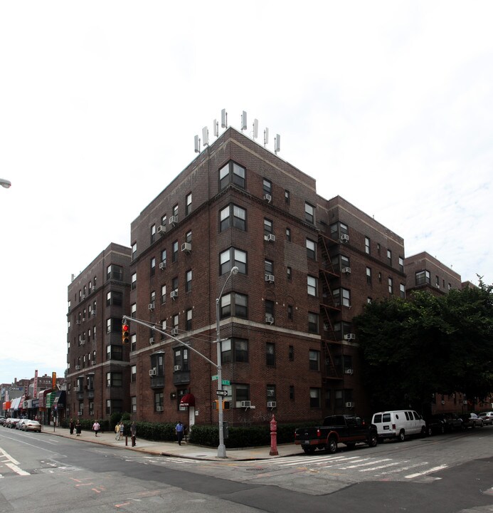 95-08 Queens Blvd in Rego Park, NY - Foto de edificio