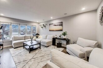 8644 W Ainslie St in Norridge, IL - Foto de edificio - Building Photo