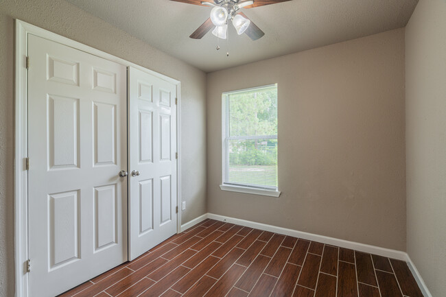 Pine Shadows Duplex Apartments in Silsbee, TX - Foto de edificio - Building Photo