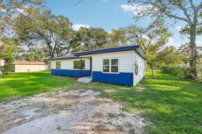 1121 Meyers St in Clute, TX - Building Photo - Building Photo