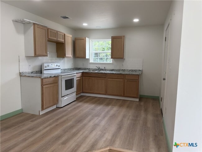 property at 1702 E Heritage Ave