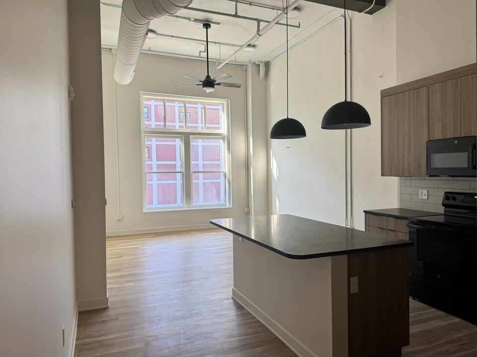 110 W 9th St in Kansas City, MO - Building Photo