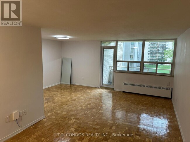 360-360 Ridelle Ave in Toronto, ON - Building Photo - Building Photo