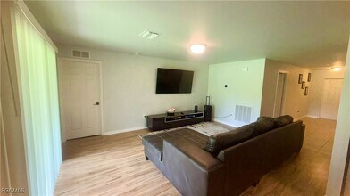 313 Shadow Lakes Dr in Lehigh Acres, FL - Building Photo - Building Photo