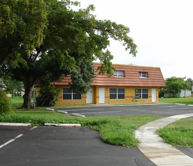 2021 NW 59th Ave in Fort Lauderdale, FL - Foto de edificio - Building Photo