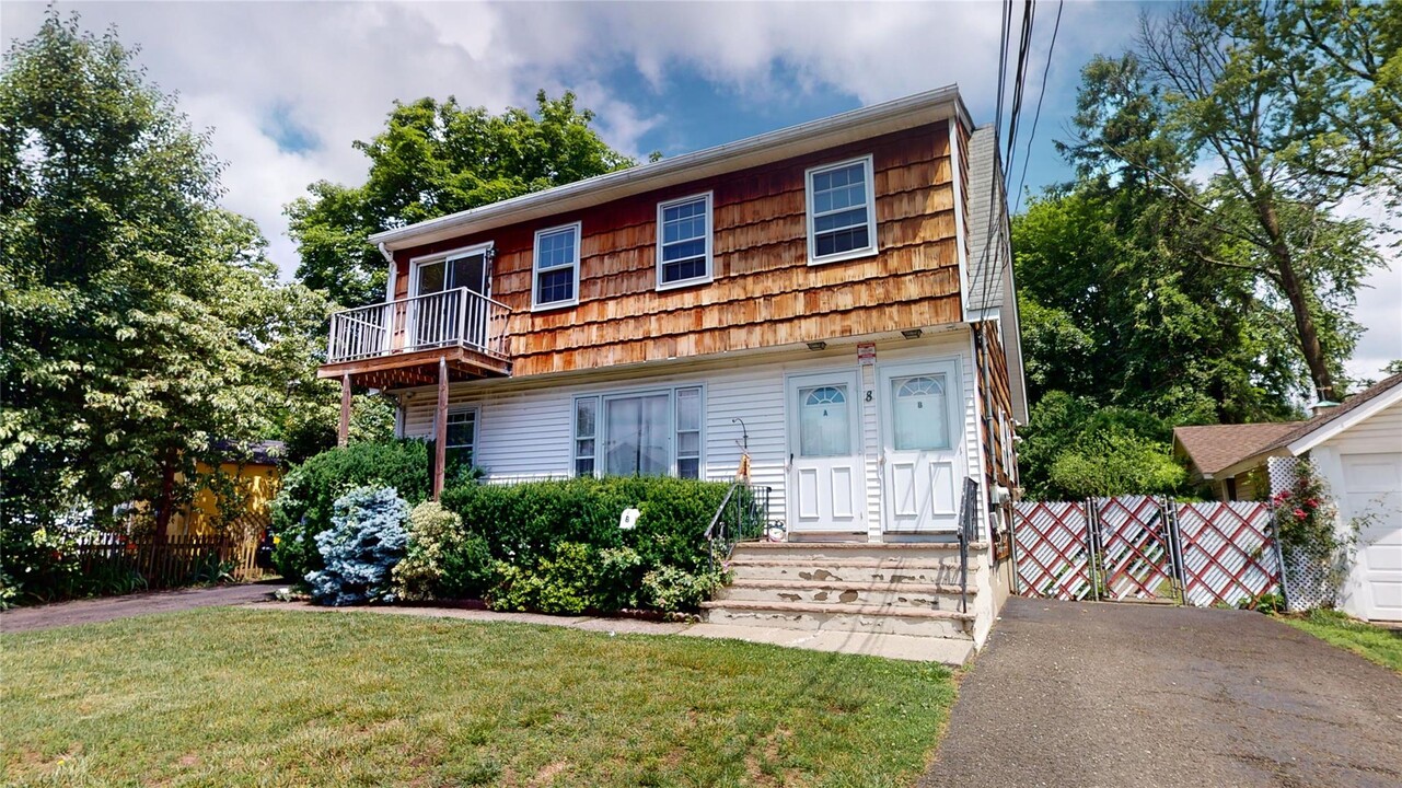 8 Lincoln St-Unit -B in Suffern, NY - Building Photo