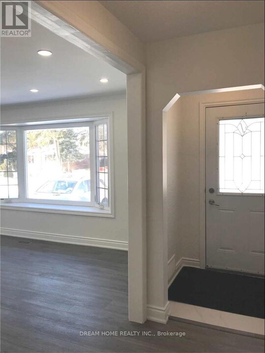 34 Cartier Crescent in Richmond Hill, ON - Building Photo