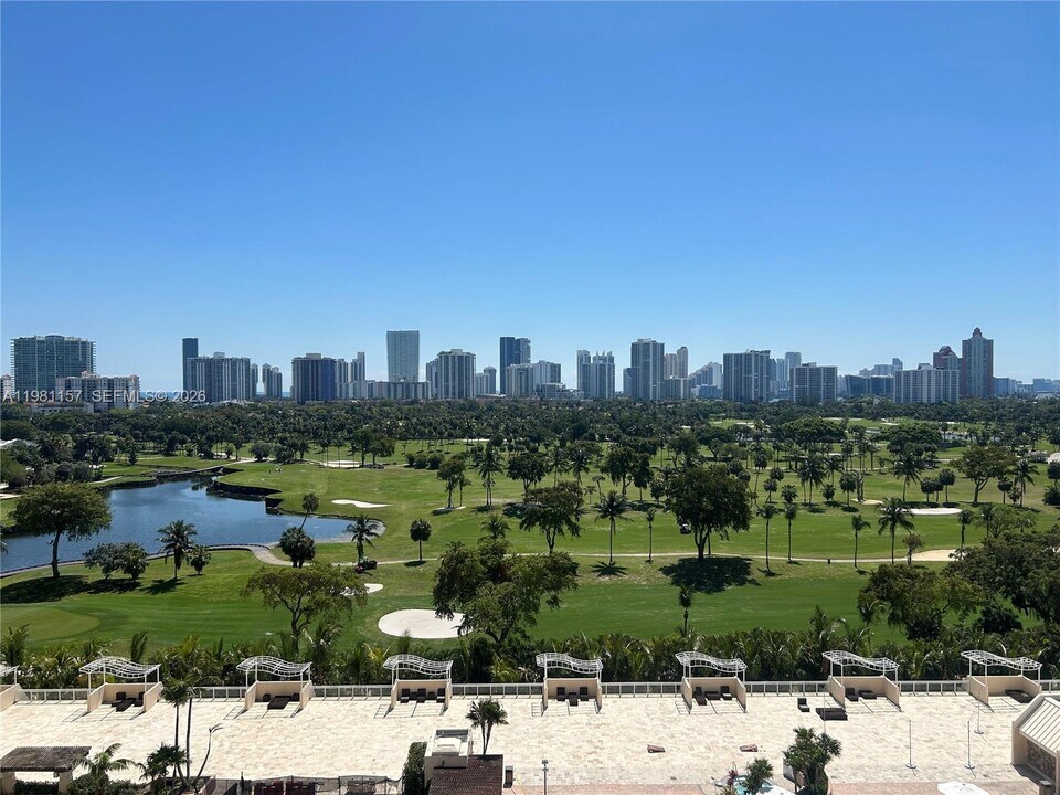 20301 W Country Club Dr in Aventura, FL - Foto de edificio