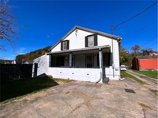 828 Cove Rd in Weirton, WV - Building Photo - Building Photo