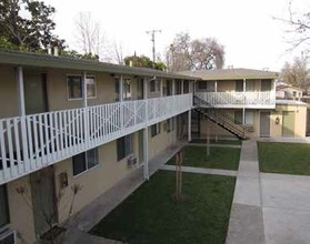 Los Robles Apartments in Sacramento, CA - Foto de edificio - Building Photo