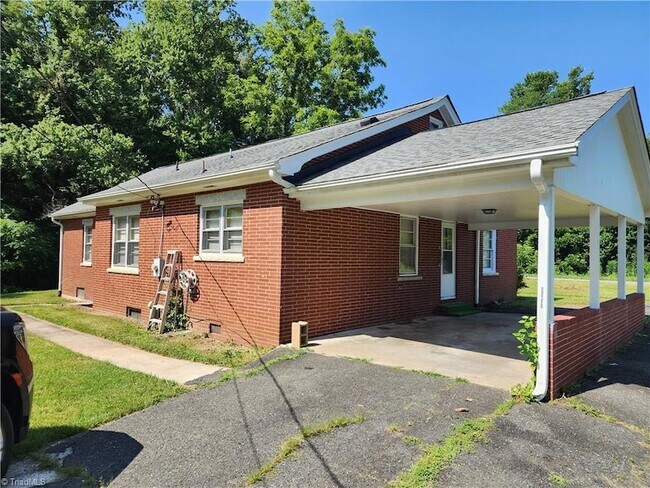 571 Lovers Ln in Mount Airy, NC - Building Photo - Building Photo