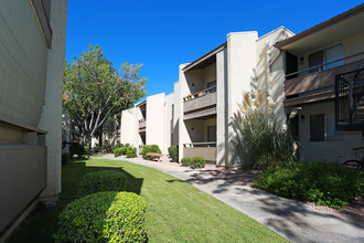 Saguaro Villas in Tucson, AZ - Foto de edificio - Building Photo