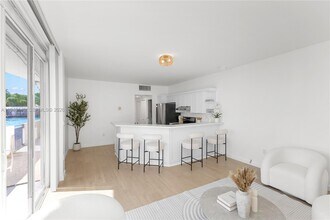 770 NE 69th St in Miami, FL - Foto de edificio - Building Photo