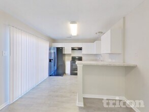 7740 Sign St in Missouri City, TX - Foto de edificio - Building Photo