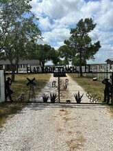 7608 Veal Station Rd in Azle, TX - Foto de edificio - Building Photo