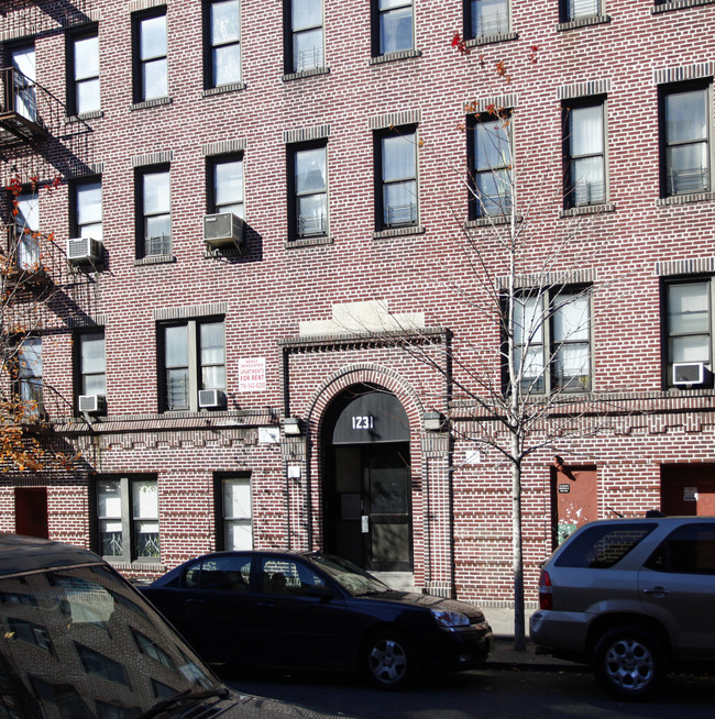 1231 Fulton Ave in Bronx, NY - Foto de edificio - Building Photo