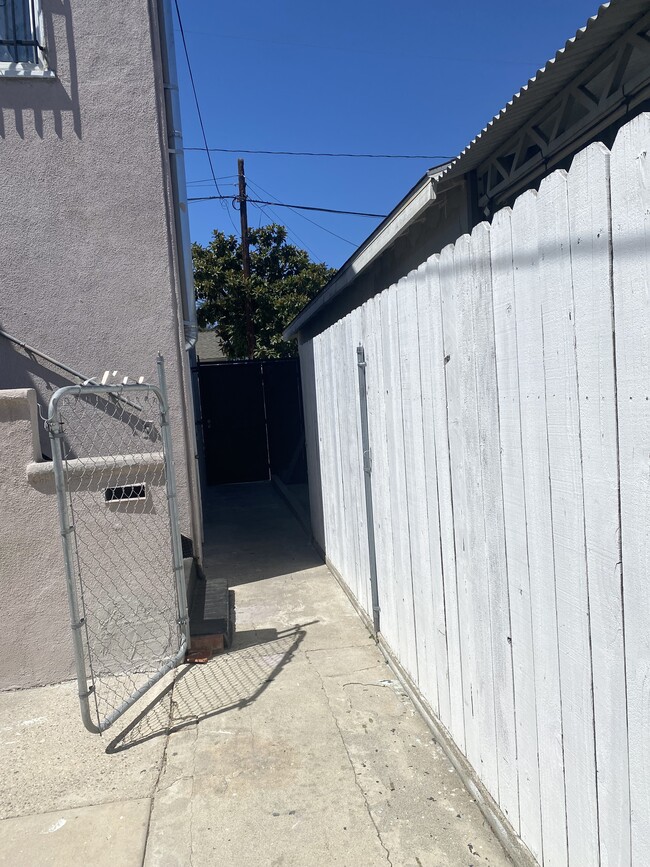 6165 Lewis Ave in Long Beach, CA - Foto de edificio - Building Photo
