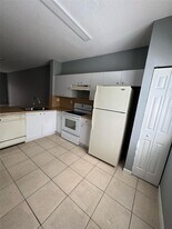 8821 S Isles Cir in Tamarac, FL - Building Photo