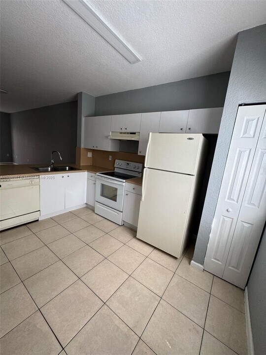 8821 S Isles Cir in Tamarac, FL - Building Photo