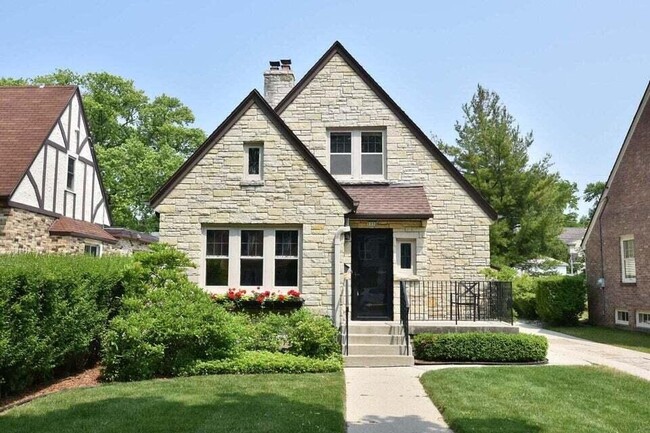 property at 5352 N Kent Ave