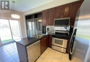 220 Farmstead Rd in Richmond Hill, ON - Building Photo - Building Photo