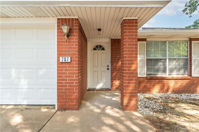 707 E Kara Ln in Rogers, AR - Foto de edificio - Building Photo