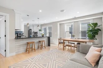 102A Mount Pleasant Ave, Unit 2 in Boston, MA - Building Photo - Building Photo