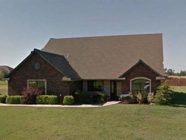 105 NE Sunset Dr in Elgin, OK - Building Photo