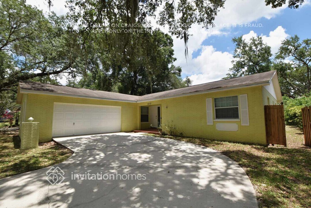 2213 Boxwood Way in Brandon, FL - Building Photo