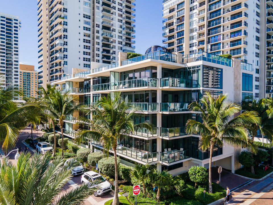 Sage Beach in Hollywood, FL - Foto de edificio