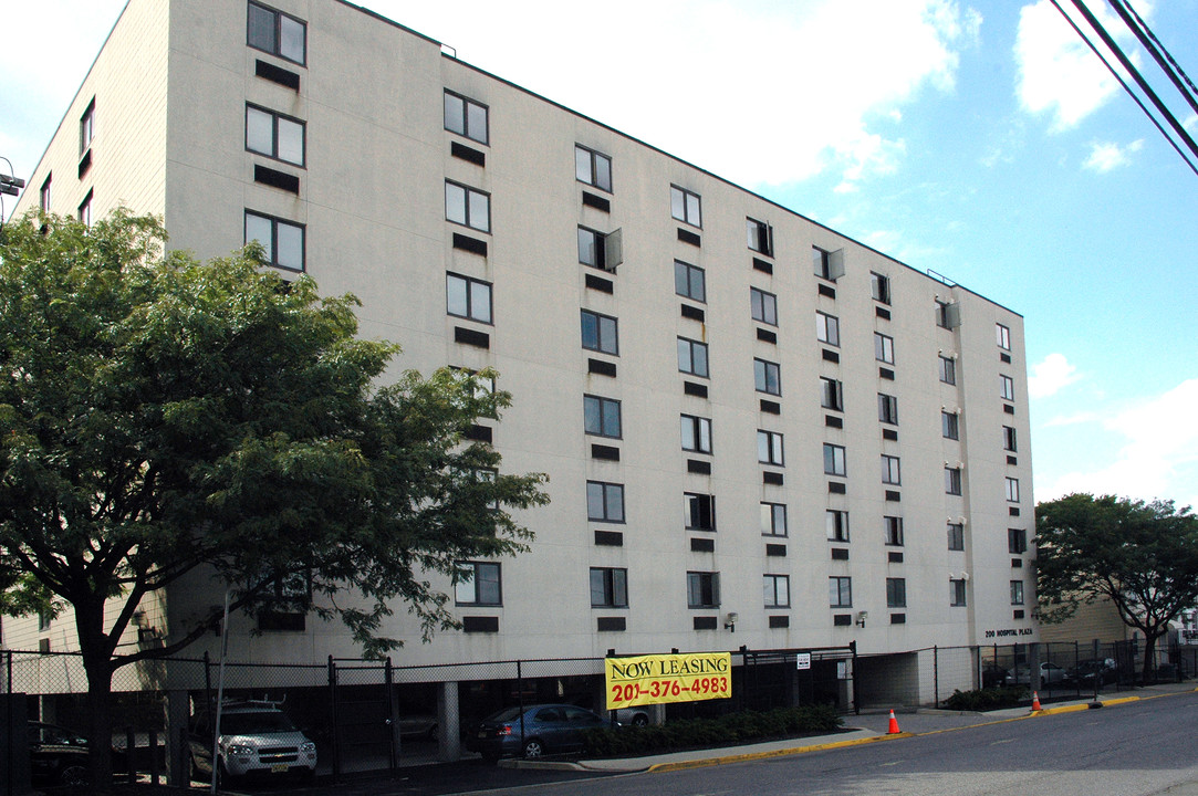 200 Hospital Plz in Paterson, NJ - Building Photo