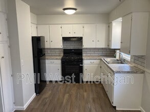 2359 Barberry Dr SW in Wyoming, MI - Building Photo - Building Photo