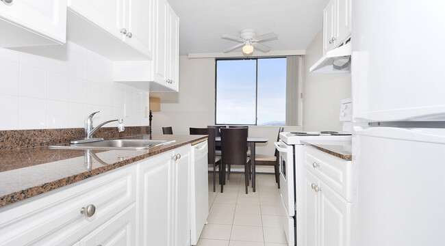 144 14th St W in North Vancouver, BC - Building Photo - Building Photo