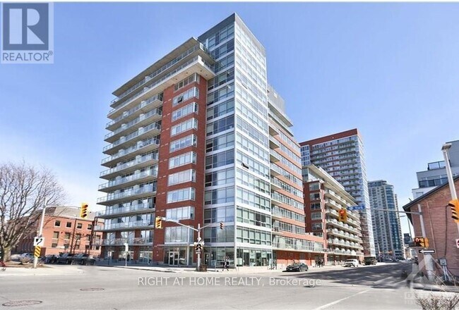 180-180 York St