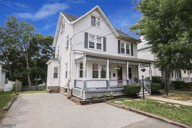 15 Washburn Pl in Caldwell, NJ - Building Photo - Building Photo