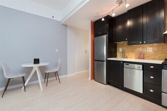 476 Monmouth St, Unit 305 in Jersey City, NJ - Foto de edificio - Building Photo