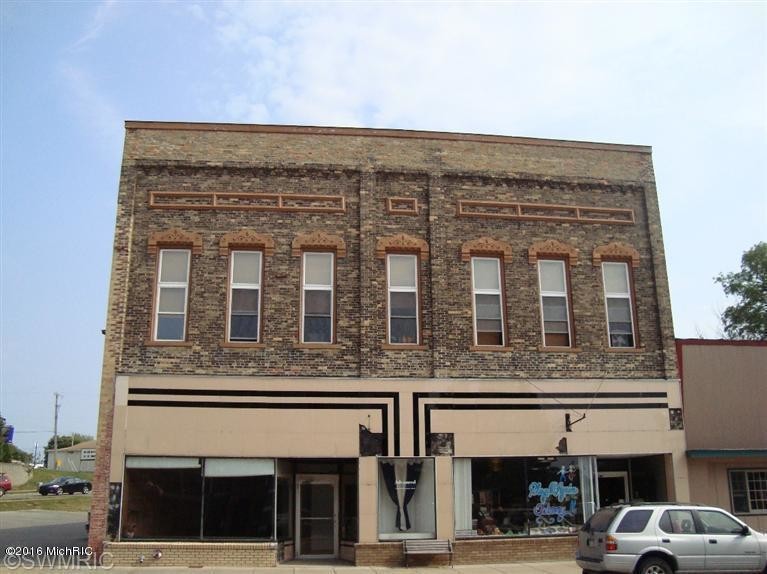 321 River St in Manistee, MI - Building Photo