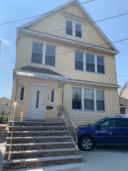 46 W 39th St in Bayonne, NJ - Building Photo