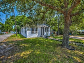 319 N Cochran St in Bellville, TX - Building Photo - Building Photo