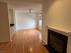 16 Buchanon Ct in West Orange, NJ - Foto de edificio - Building Photo
