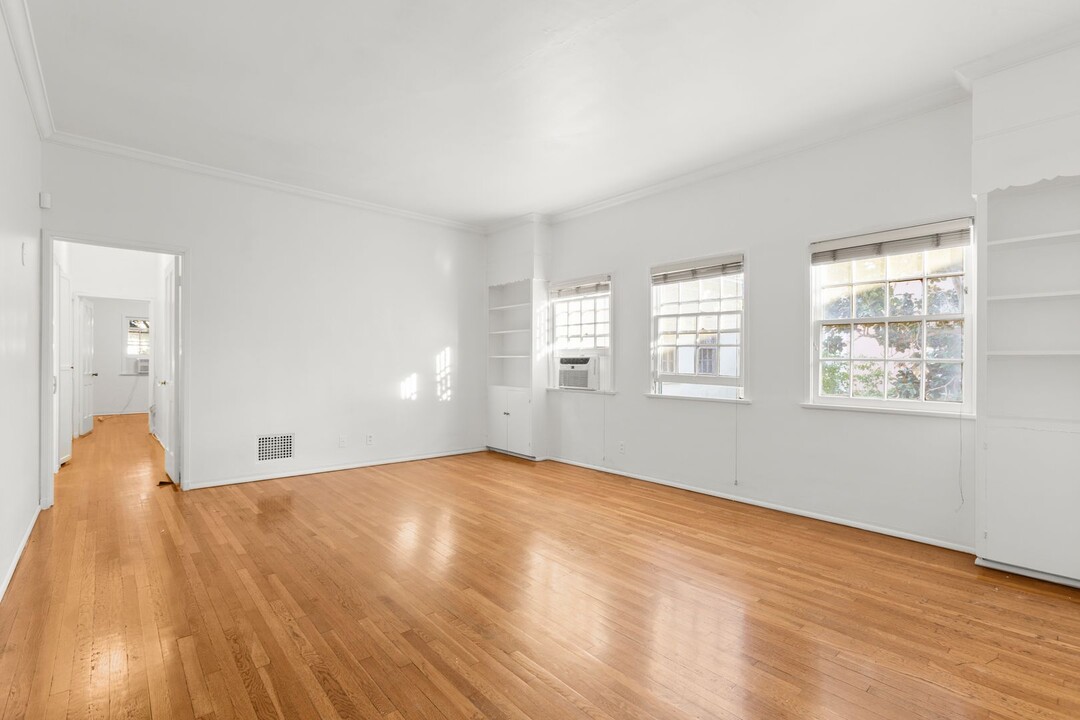 120 Sweetzer Ave in Los Angeles, CA - Building Photo